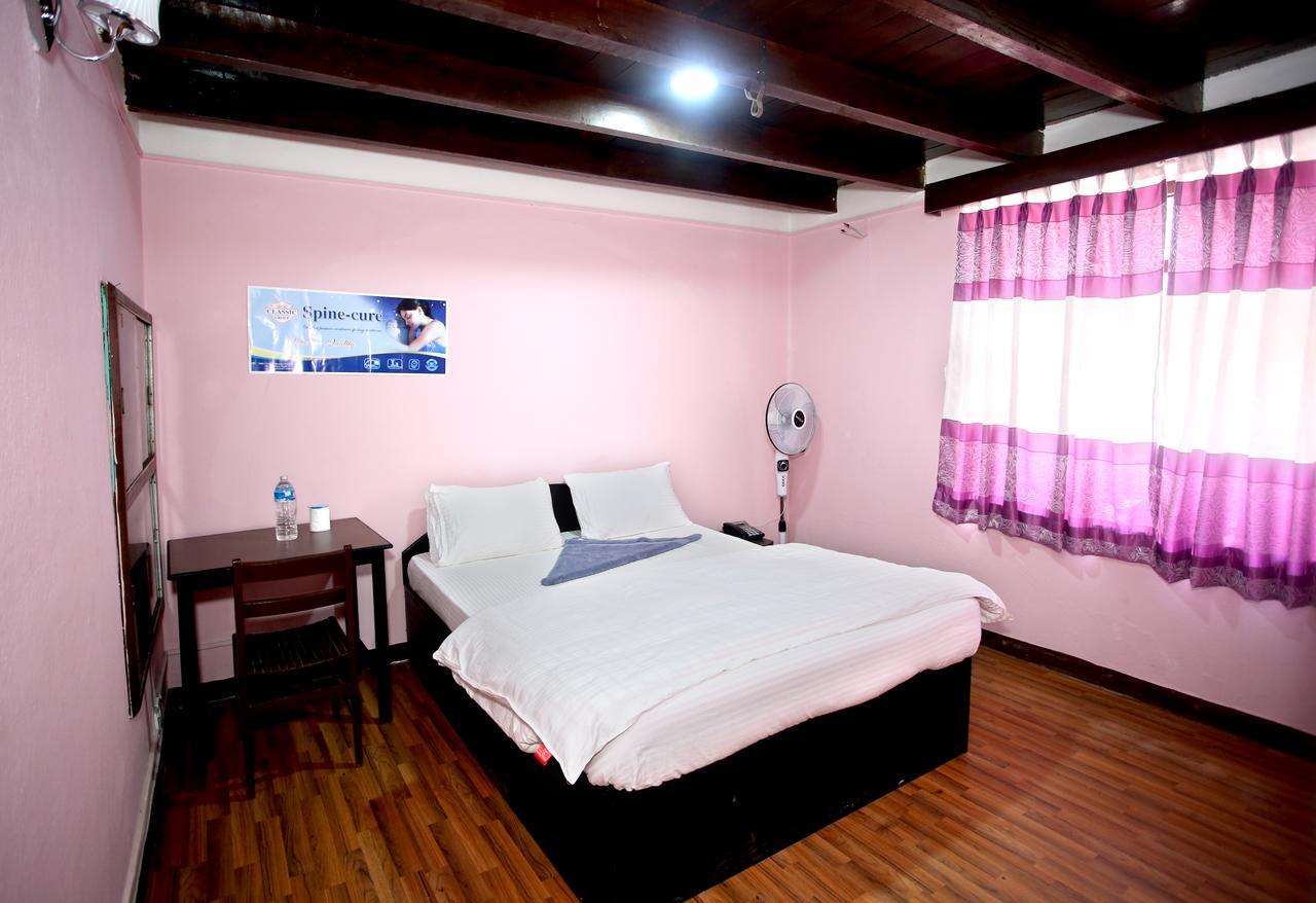 Mitra Garden Inn Катманду Екстериор снимка