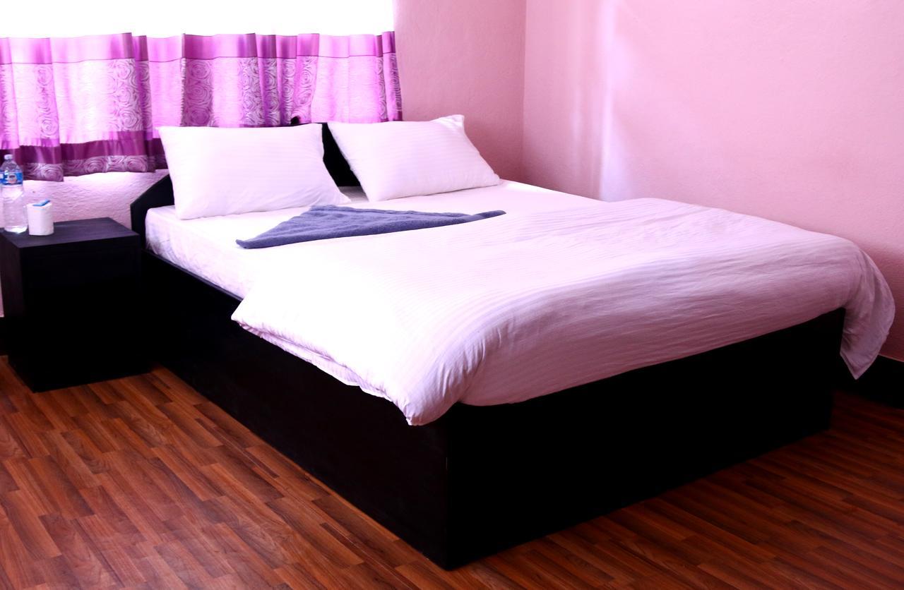 Mitra Garden Inn Катманду Екстериор снимка