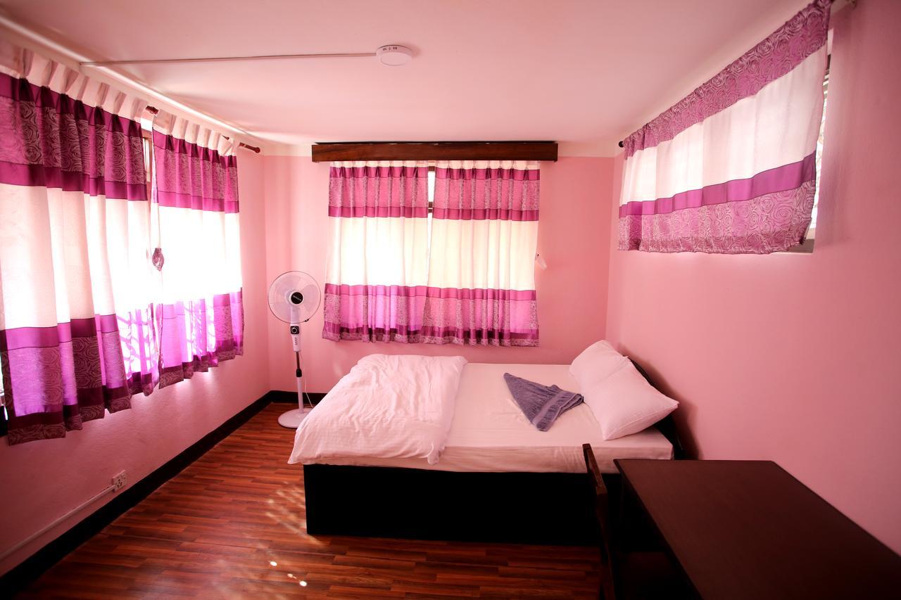 Mitra Garden Inn Катманду Екстериор снимка