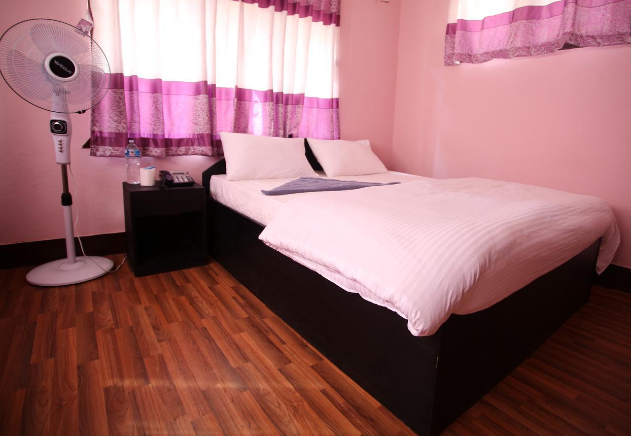 Mitra Garden Inn Катманду Екстериор снимка