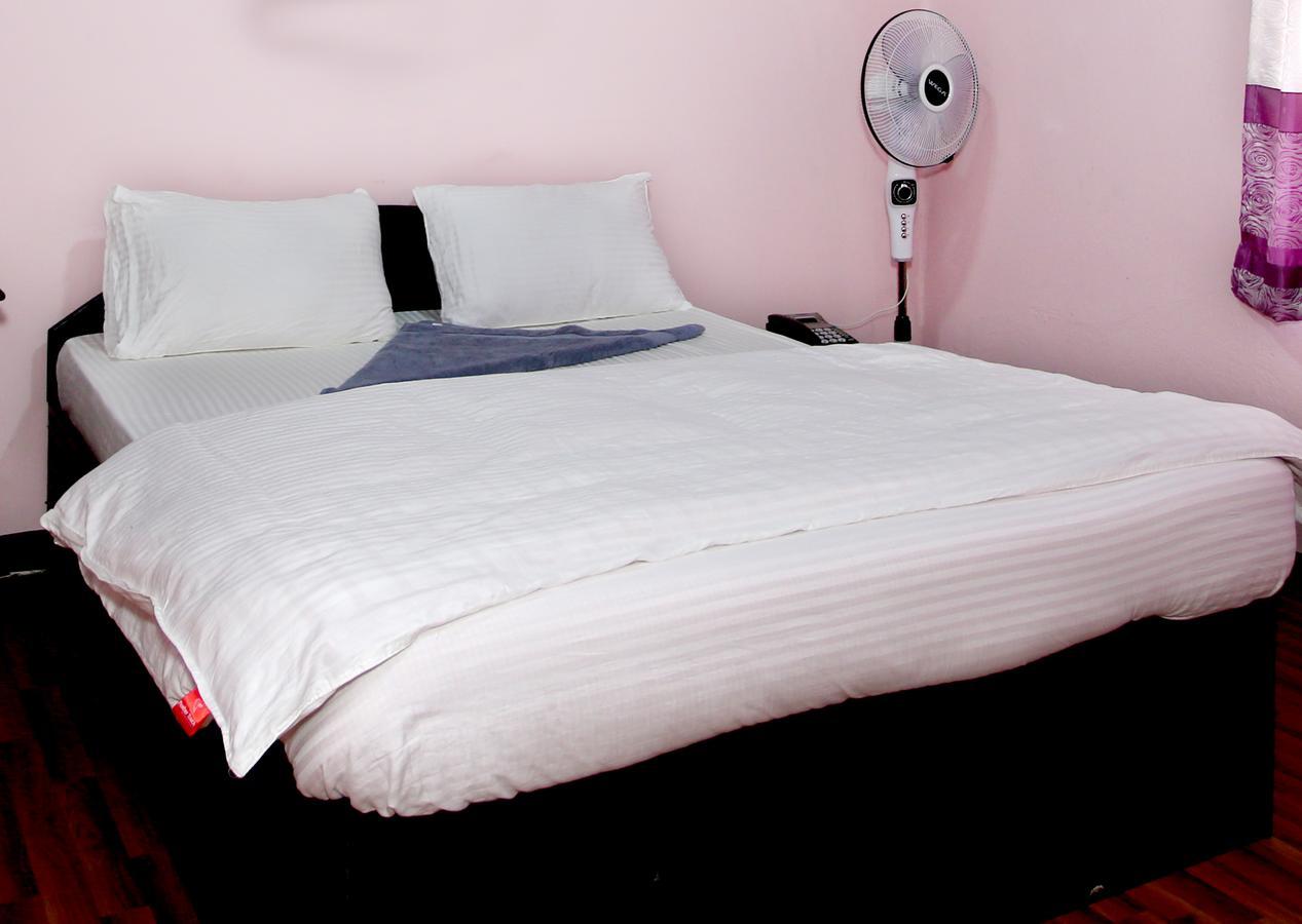Mitra Garden Inn Катманду Екстериор снимка